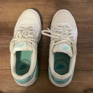 barely worn nike air maxes